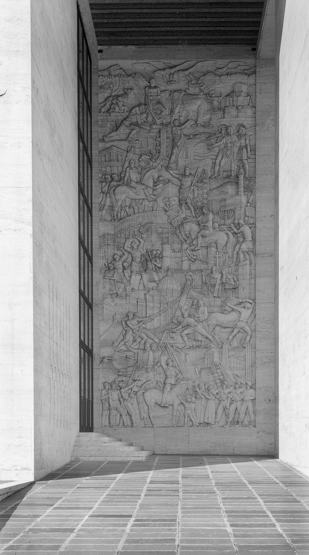 Il bassorilievo di Publio Morbiducci all'entrata di Palazzo Uffici in un'immagine storica (ASF EUR SpA 1058)