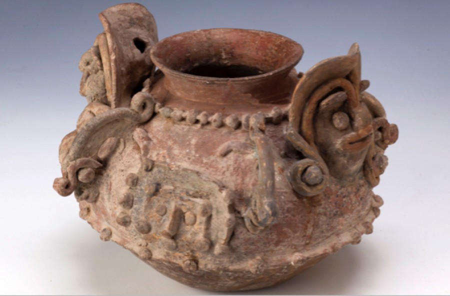 Vaso rituale con raffigurazioni mitiche in rilievo (Periodo sviluppo regionale 300 a.C. - 400 d.C. - Cultura Bahia, Costa Centrale)
